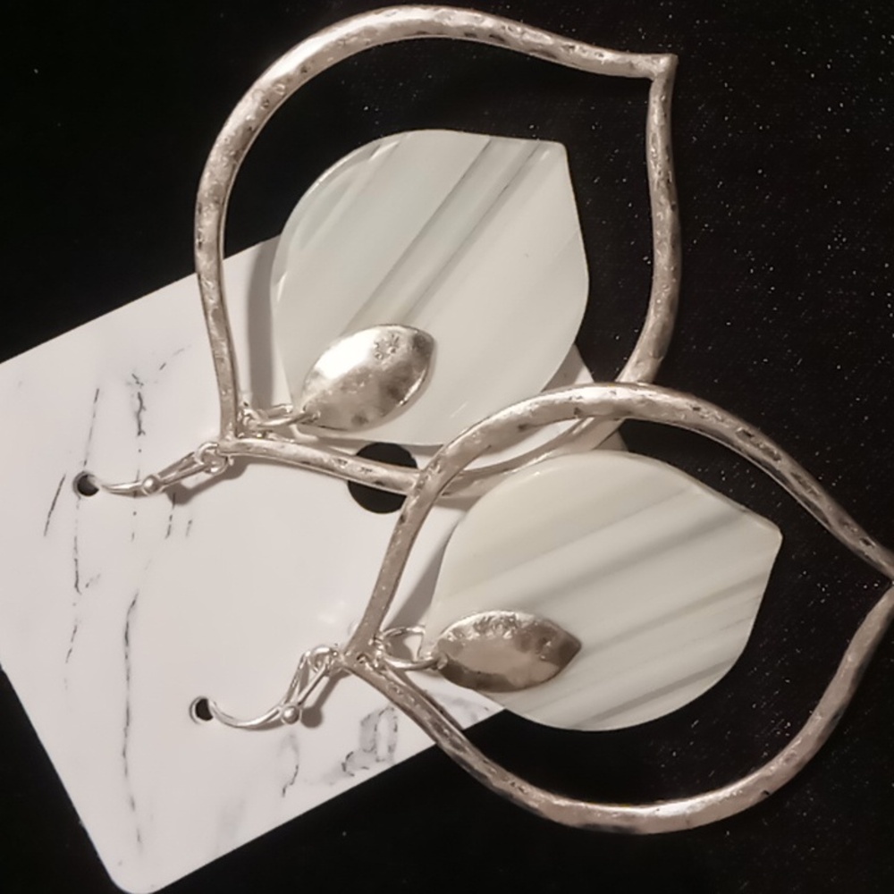 Free people Eye Catching Silver hammered beautiful White Inner Leaf Earring.